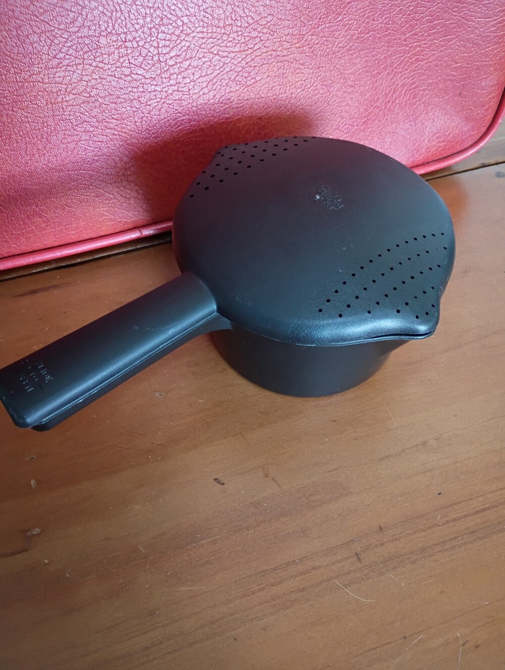 The Pampered Chef Micro Cooker Steamer with Venting Lid 4 Cup Capacity Lid Locks